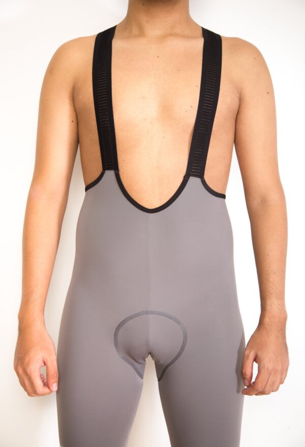 Pantaloneta gris vista frontal del modelo