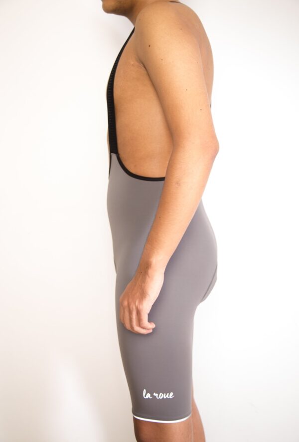 Pantaloneta gris vista lateral del modelo