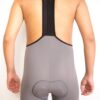Pantaloneta gris vista posterior del modelo