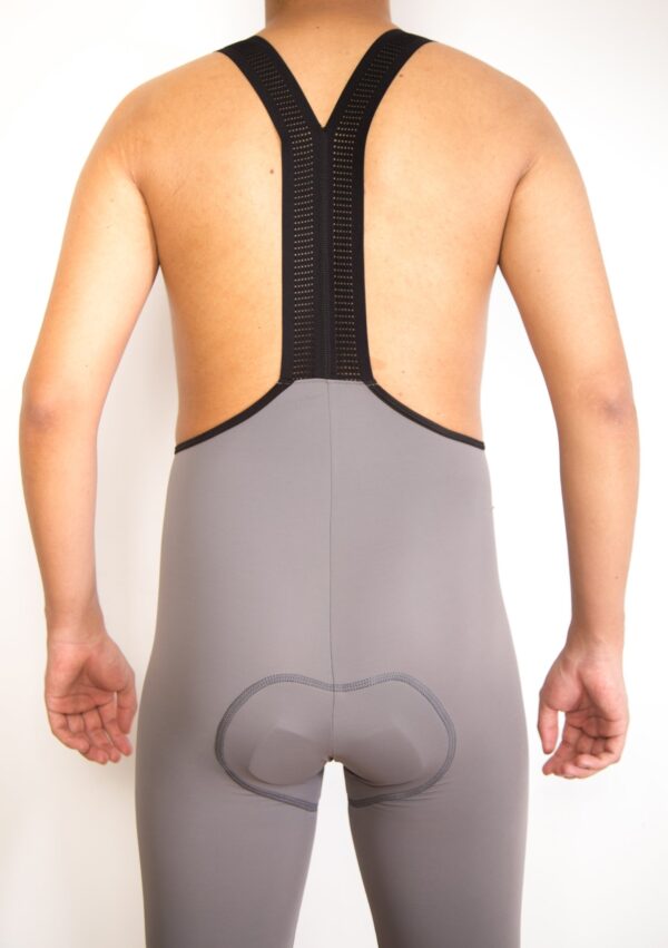 Pantaloneta gris vista posterior del modelo